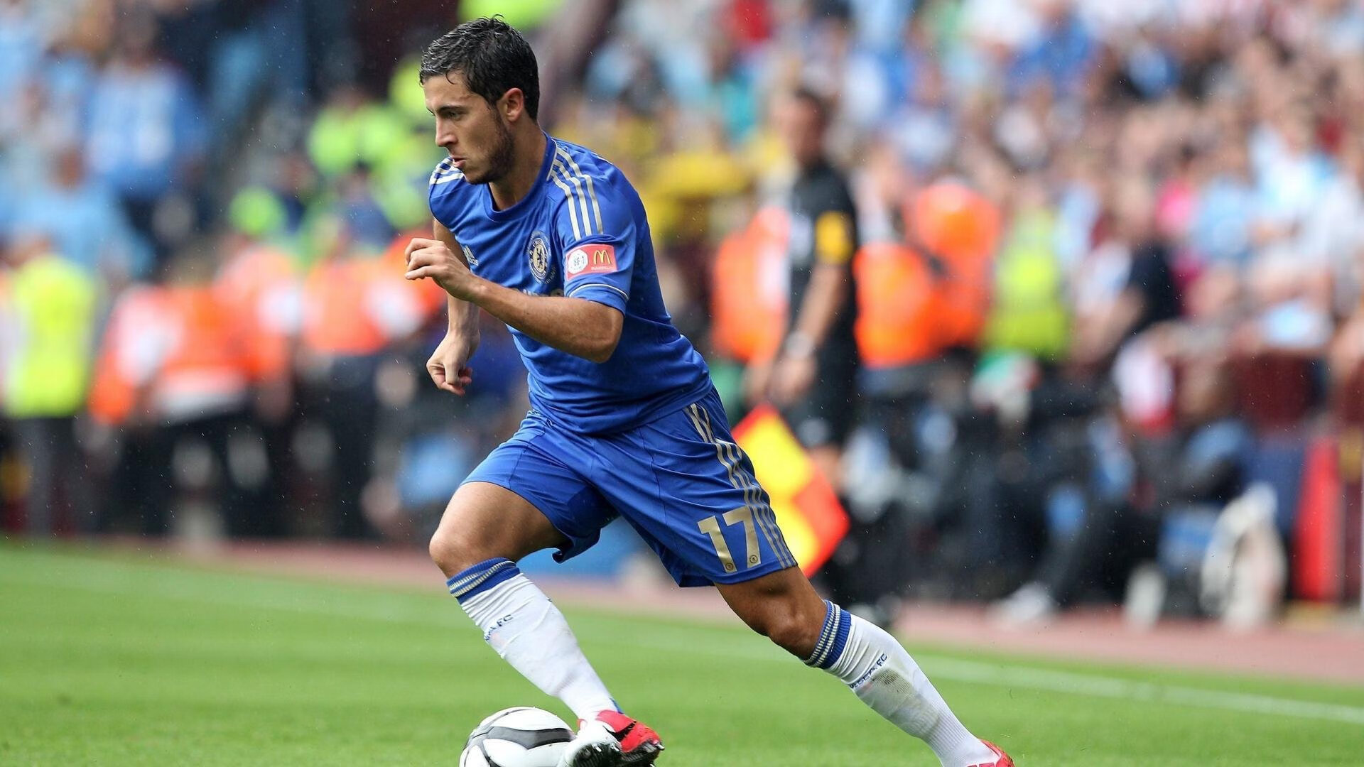 比赛中快速回防展现战术训练成果有效阻断对方进攻线路